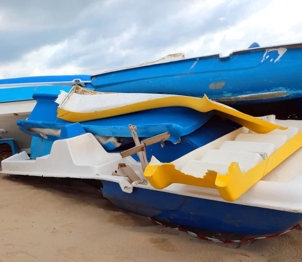 Chatarra Abandonada Embarcaciones Utilizadas Por Los Migrantes Arena Playa — Foto de Stock