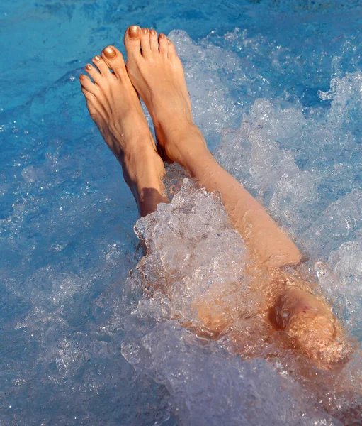Füße Einer Jungen Frau Während Der Whirlpool Therapie Wellness Pool — Stockfoto