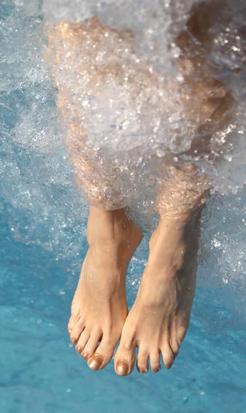 Füße Einer Jungen Frau Während Der Hydromassage Wellness Pool — Stockfoto