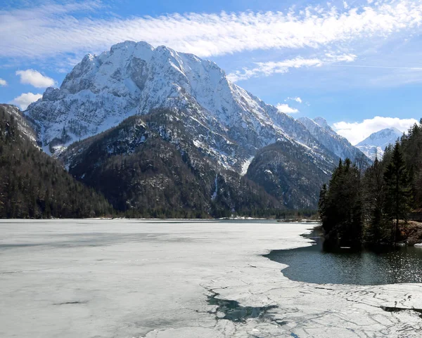 Pacíficamente Escena Con Pequeño Lago Con Hielo Europa Central Invierno — Foto de Stock