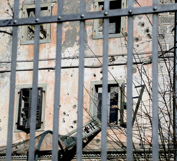 Casa Detrás Una Barandilla Hierro Con Ventanas Rotas Por Guerra — Foto de Stock