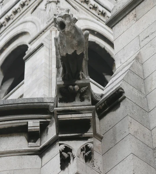Grande Spaventoso Gorgolla Chiamato Anche Gargoyle Sulla Facciata Della Chiesa — Foto Stock