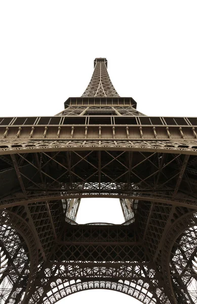 从下面看巴黎的埃菲尔铁塔很高 — 图库照片