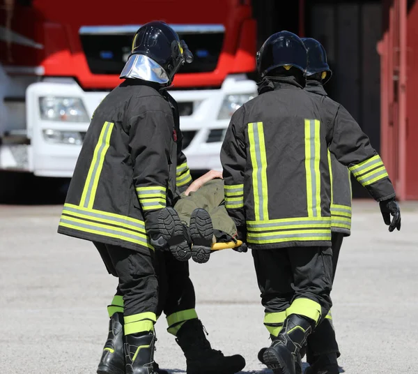 Teamwork Von Feuerwehrleuten Und Einer Trage Mit Verletzter — Stockfoto