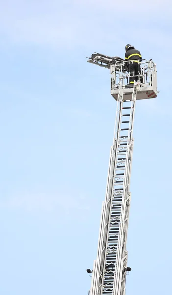 金属製のはしごと40メートル以上の高さのストレッチャー上の負傷者の回復と非常に高い航空プラットフォーム — ストック写真
