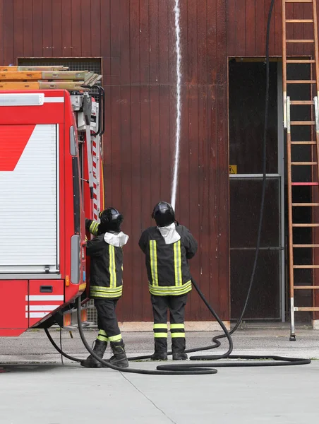 Dva Hasiči Zapojeni Požárním Hydrantem Aby Uhasili Požár Hasičský Vůz — Stock fotografie