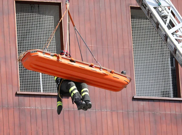 Bombeiro Suspenso Com Maca Com Pessoas Durante Prática Corpo Bombeiros — Fotografia de Stock