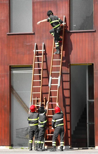 Squadra Vigili Del Fuoco Durante Esercizio Con Scala Nella Stazione — Foto Stock