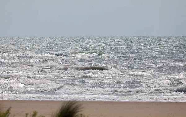 Choppy Sea Summer People Beach — Stock Photo, Image