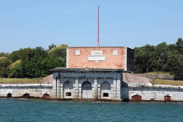 Monumento Antigo Lagoa Veneziana Perto Ilha Veneza Mar Adriático Verão — Fotografia de Stock