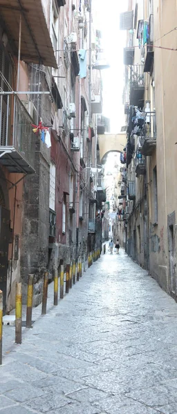 Smalle Steeg Het Midden Van Populaire Huizen Wijk Napels Italië — Stockfoto