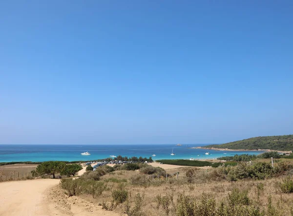 Birçok Araba Deniz Kenarındaki Park Yerinde Güzel Sularda — Stok fotoğraf