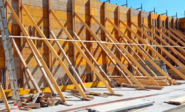 İnşaat alanı ve fabrikanın büyük bir istinat duvarı.