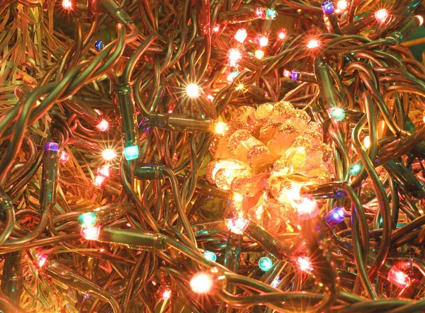 Lichter Zum Dekorieren Und Ein Goldener Tannenzapfen Weihnachtsbaum — Stockfoto