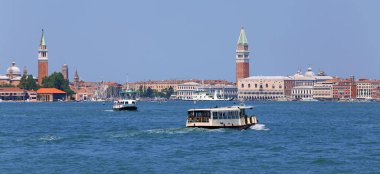 VENICE İtalya 'da, Adriyatik Denizi' nde İtalyan dilinde Vaporetto adlı feribot teknesinden antik saraylar ve çan kuleleri ile