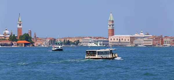 VENICE İtalya 'da, Adriyatik Denizi' nde İtalyan dilinde Vaporetto adlı feribot teknesinden antik saraylar ve çan kuleleri ile