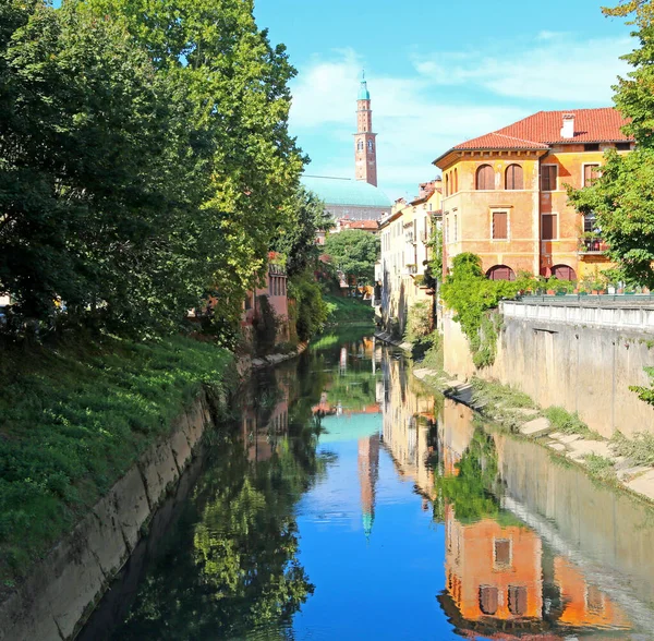 北イタリアのヴィチェンツァ町はRetroneと呼ばれる川とパッラーディオ大聖堂のドーム — ストック写真