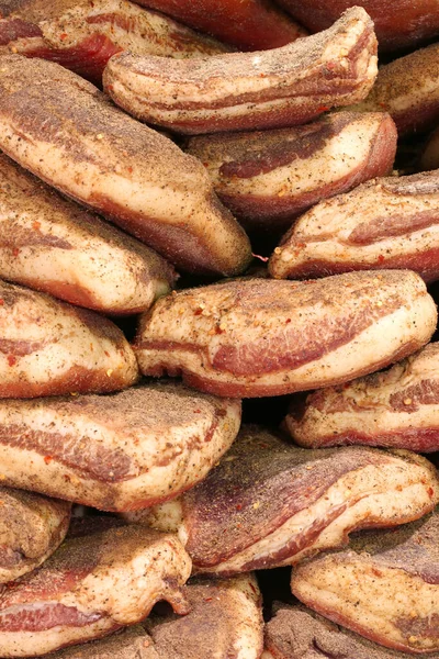 イタリアの屋台でとてもカロリーの高い料理を作るために脂肪と豚肉の腹の部分 — ストック写真