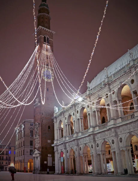 イタリアのヴィチェンツァイタリア語でトッレBissaraと呼ばれる高い塔を持つメイン広場と多くのクリスマスライトと雪 — ストック写真