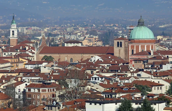 イタリア語でドゥオーモと呼ばれる大聖堂のドームと北イタリアのヴィチェンツァの街の眺め — ストック写真