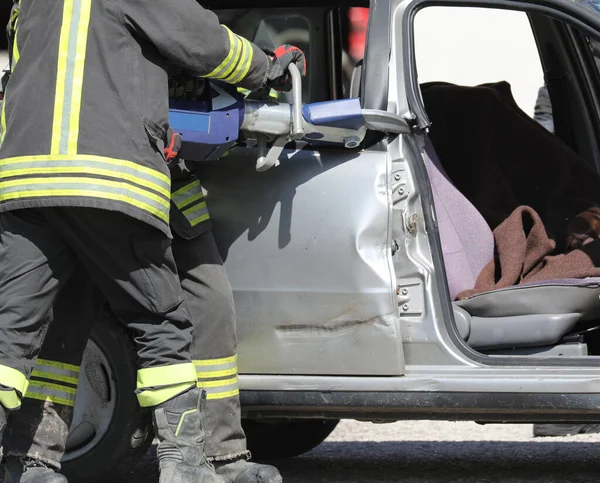 Pemadam Kebakaran Membuka Mobil Rusak Dengan Geser Besar Setelah Kecelakaan — Stok Foto