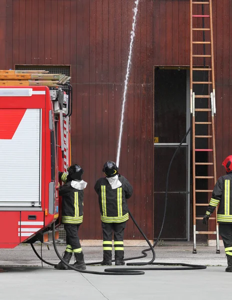 Пожежний Двигун Хоробрі Пожежники Взаємодіяли Гідрантом Щоб Виставити Вогонь — стокове фото