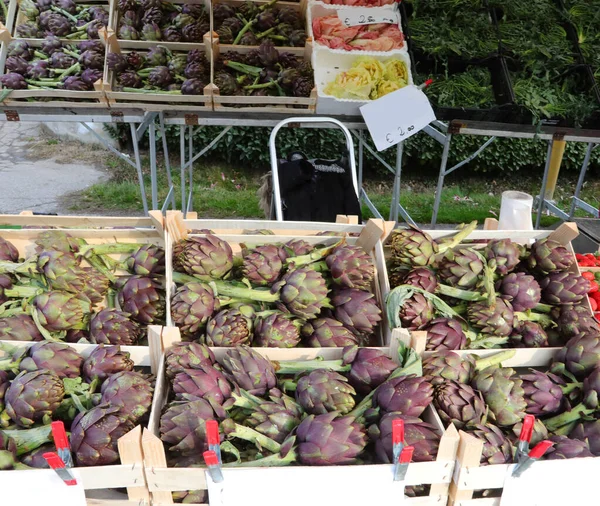 Gemüsestand Mit Vollen Kisten Voller Frischer Großer Artichoken Die Auf — Stockfoto