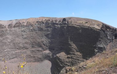 İtalya 'nın güneyindeki Napoli kenti yakınlarında Vezüv adı verilen sönmüş volkanın dev krateri.