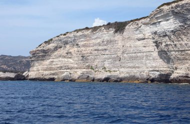 Akdeniz 'deki CORSICA adlı Fransız adasının kayalık kıyıları ve güzel mavi su