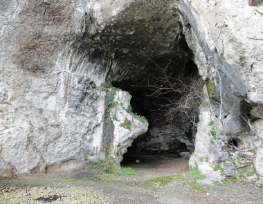 Tarih öncesi zamanlarda ilkel insanların yaşadığı mağaranın geniş bir girişi.