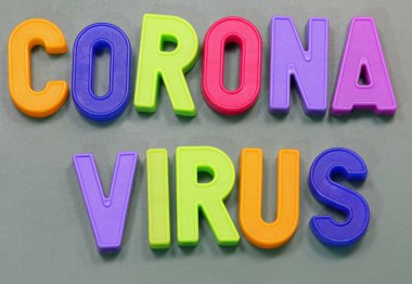 Okulda Corona Virüsü yazılı manyetik harfler