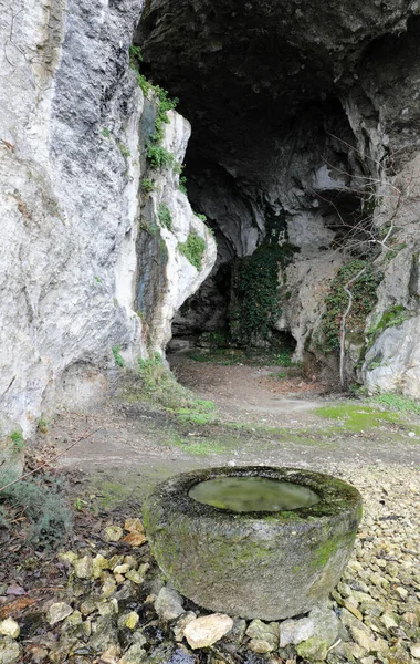 Μεγάλη Είσοδος Μια Σπηλιά Που Κατοικείται Από Πρωτόγονους Άνδρες Και — Φωτογραφία Αρχείου
