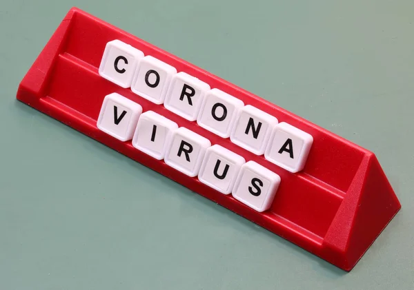 Coronavirus Κείμενο Γίνεται Γράμματα Στα Πλαστικά Πλακάκια Ένα Κόκκινο Lectern — Φωτογραφία Αρχείου