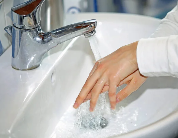 Vask Hænderne Pige Vasken Med Vandet - Stock-foto