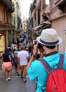 Fotoğrafçı, İtalyan şehrinde yürüyen insanlara fotoğraf çekiyor.