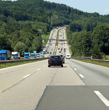 Yol başına üç şeritli geniş otoyol ve çok sayıda seyahat arabası var.