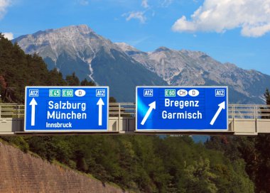 Avusturya otoyolundaki yol işaretleri Salzburg 'a ya da Münih' e gidecek.