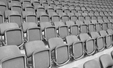 Corona Virüsü Covid-19 ve tüm konserlerin iptali nedeniyle seyirciler olmadan stadyumda boş koltuklar.