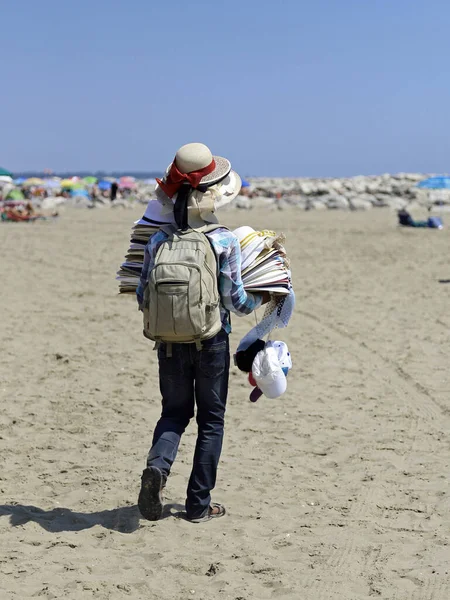Vendedor Ambulante Sombreros Ropa Playa Cerca Del Mar Verano —  Fotos de Stock