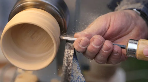 Mão Artesão Com Cinzel Durante Trabalho Peça Madeira Com Torno — Fotografia de Stock