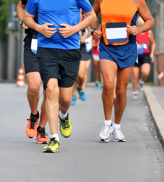 Biegacze Szortach Tenisówkach Drogach Miasta Podczas Maratonu — Zdjęcie stockowe