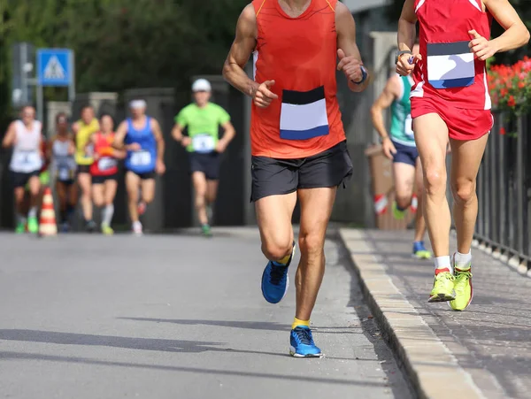Rennen Mit Athleten Auf Den Straßen Der Stadt — Stockfoto
