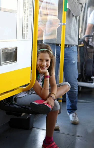 Счастливая Симпатичная Девочка Трамвае Время Посещения Европейского Города — стоковое фото