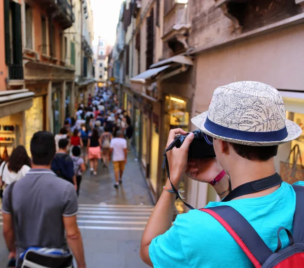 Fotograaf Neemt Een Foto Van Mensen Die Europese Stad Wandelen — Stockfoto