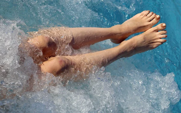 Piernas Largas Sobre Mujer Piscina Del Hotel —  Fotos de Stock