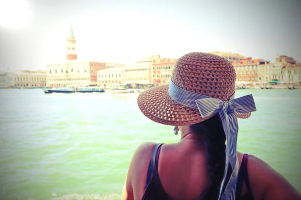 Woman Straw Hat Tourist Sight City Venice Italy Old Toned — Stock Photo, Image