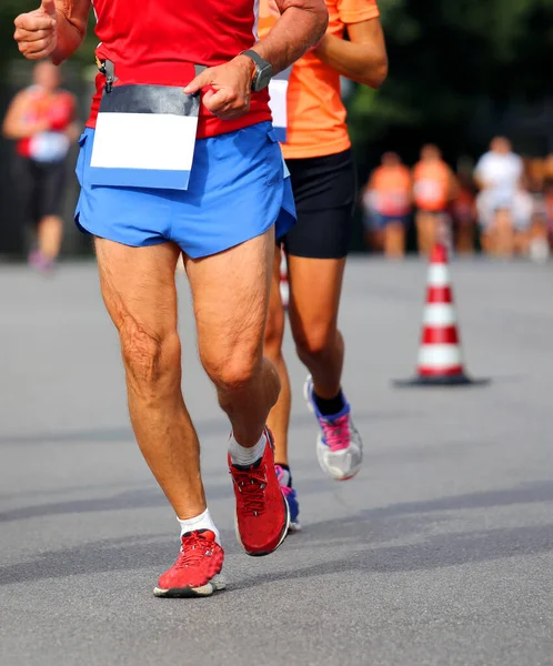 Muskulöse Beine Von Läufern Beim Laufwettbewerb Auf Den Straßen Der — Stockfoto