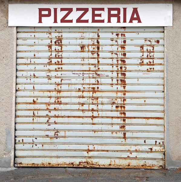 Closed Portcullis Pizzeria Due World Economic Crisis Big Text — Stock Photo, Image