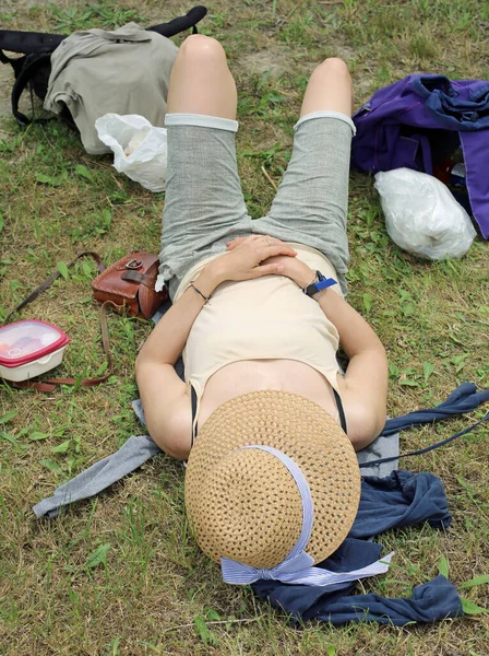 Chica Relaja Con Sombrero Paja Después Picnic Césped — Foto de Stock