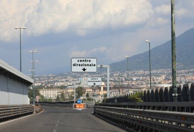 Napoli şehrinin kavşağındaki yol tabelasında CENTRO DIREZIONALE metni İtalyanca İş Merkezi anlamına gelir.